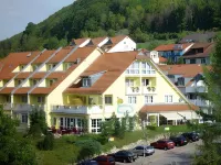 Wellnesshotel Sanct Bernhard فنادق في Merklingen