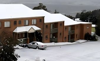 Acacia Snowy Motel