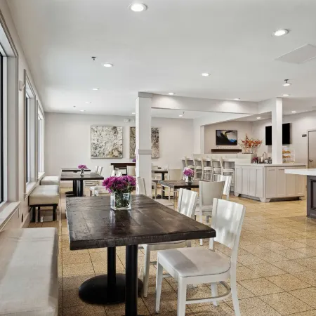 Best Western Plus Downtown Inn  Suites Отели рядом с достопримечательностью «Менил Коллекшен»