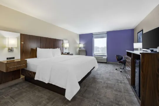 Best Western Plus Gen X Inn Hotels near Sun Studio