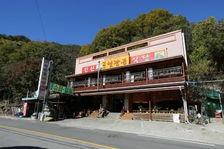 Namwon Jirisan Cheonwangbong Pension Camping Отели рядом с достопримечательностью «Silsangsa Temple»