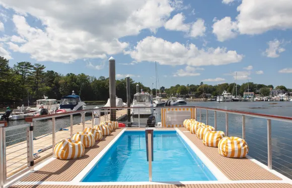 遊艇駕駛員山林小屋和碼頭賓館