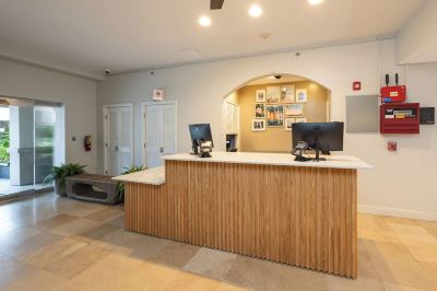 フロントデスク リージェンシー オン ビーチウォーク ワイキキ by アウトリガーの写真