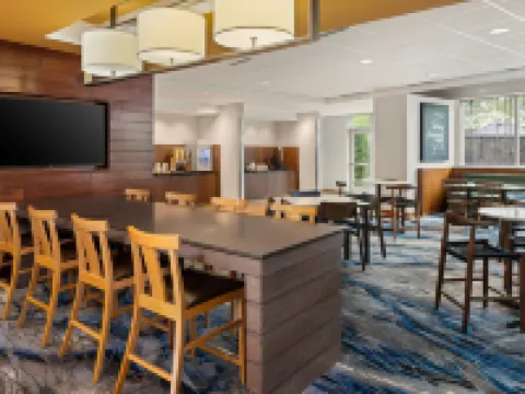Fairfield Inn & Suites Waterloo Cedar Falls 滑鐵盧酒店