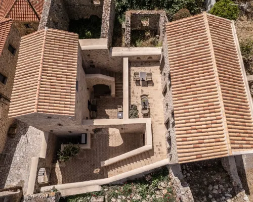 Korona Boutique Hotel Hotele w: Itilo