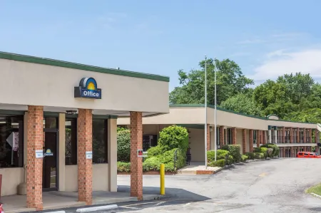 Days Inn by Wyndham Bedford Отели в г. Монета