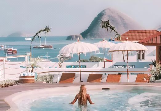 활기찬 분위기의 수영장 시설