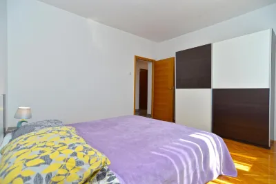 Spacious flat with pool just 300m from the beach