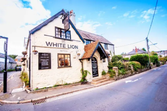 The White Lion Hotel di 