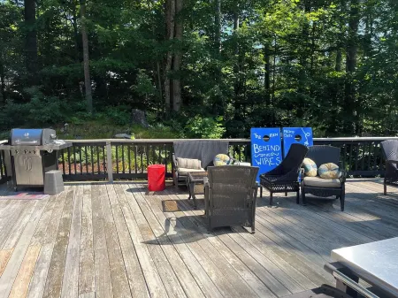 AMAZING LAKEFRONT HOUSE WITH PRIVATE DOCK, PRIVATE BEACH, 4 BEDROOMS, SLEEPS 12+ Отели в г. Уэйкфилд