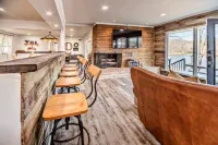 》Stunning Memphis Lake Front Home《