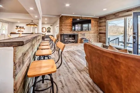 》Stunning Memphis Lake Front Home《