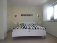 Reetkoje - thatched house with fireplace, sauna, WiFi - between Bodden and Baltic Sea