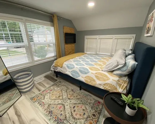 1 block to lake, 2 blocks-Surf Ballroom, & 3 blocks-City Park-Perfect posh stay! Hotels in Clear Lake