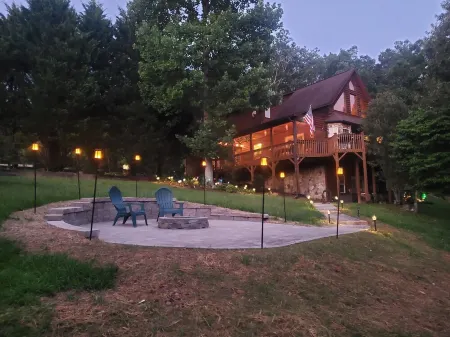 Smoky Mountain Cabin - HOT TUB - 2 Fireplaces - Fire Pit - Screened Deck