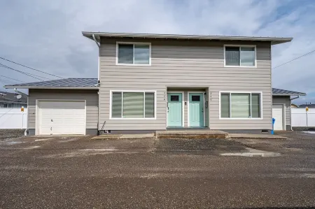 The Salty Duplex (Left Side) Отели рядом с достопримечательностью «Лейк Мари Трейлхед»