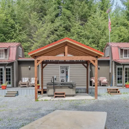 Tiny Home A, just steps from Mt. Rainer Nat. Park w/firepit.