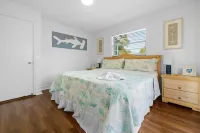 Remodeled HOT TUB & HEATED POOL house, 8 minutes to the beach! Shark Tank theme