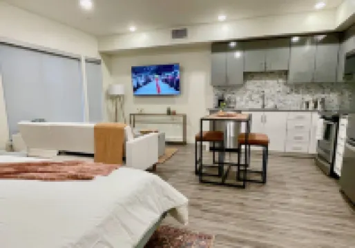 Dogs Stay Free • Luxe Downtown Apt • King Bed • Garage Parking • In-Unit W/D