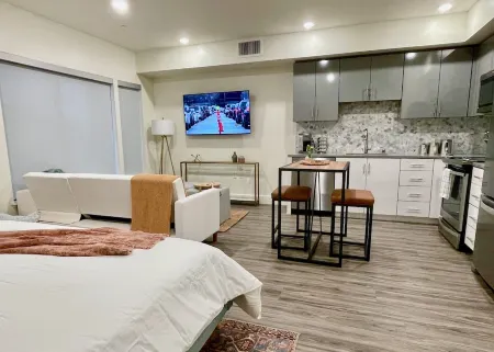 Dogs Stay Free • Luxe Downtown Apt • King Bed • Garage Parking • In-Unit W/D