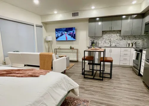 Dogs Stay Free • Luxe Downtown Apt • King Bed • Garage Parking • In-Unit W/D