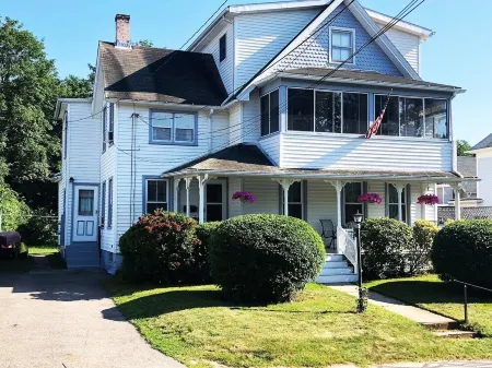 Walk To Downtown & Seaport!