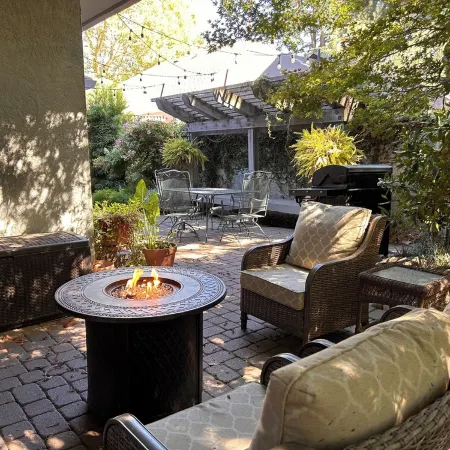 Crescent House - Tranquil Downtown Home