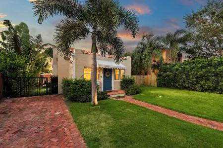 Lux WPB Oasis, Pool/Spa, Game Room,  Sleeps 12! Отели рядом с достопримечательностью «Университет Палм Бич Атлантик»