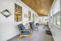 Cozy Cottage for 8, Fire Pit + Short Walk to Town