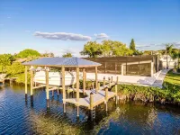 Paradise Waterfront Nov Special PoolSpa with Swim-up Bar Dock Kayaks Pet Welcome