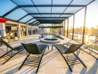 Paradise Waterfront Resort! PoolSpa with Swim-up Bar, Dock, Kayaks, Pets Welcome Hotels in Apollo Beach