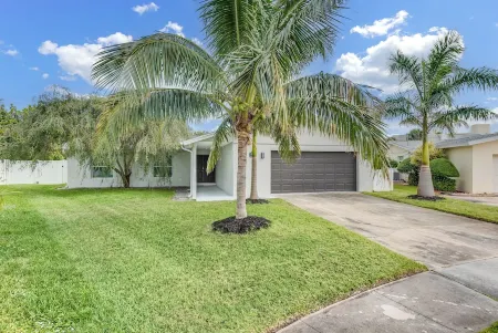 Beachside Private Pool/Yard Kid&Pet Friendly. 3 min from the Beach Отели рядом с достопримечательностью «Irene H. Canova Park»