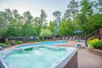 Cozy Secluded Lodge ~ Hottub/Pool/Sauna/Gameroom Jay otelleri