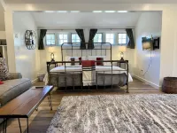 NEW! Studio Loft in Stowe Hollow
