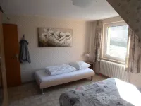 14 Persons Feriënhaus with bar, sauna and Poolbiljart. Hotels in Брілон