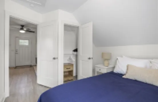 Cozy Downtown Loft for Two + Pets, Walk to Main St