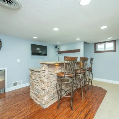 Cozy Waterbury VRBO next to Willow on Grand Events Center and Val Air Ballroom