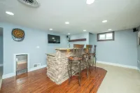 Cozy Waterbury VRBO next to Willow on Grand Events Center and Val Air Ballroom