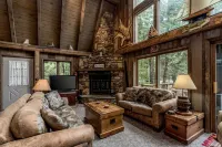 Rustic, cozy log home vacation retreat near Sister Bay. Hotels in Liberty Grove