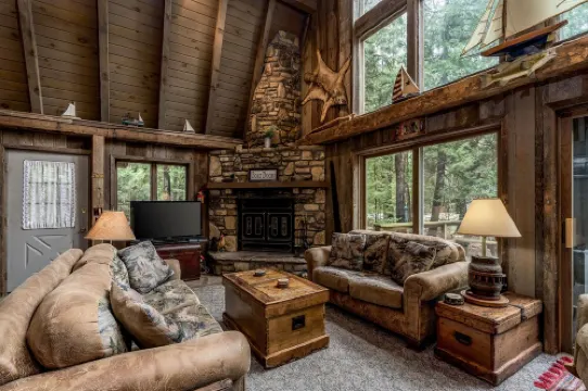 Rustic, cozy log home vacation retreat near Sister Bay.
