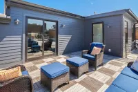 1/2 Block from King Street, 5★ Location ~ ♛King Bed ~ Free Parking