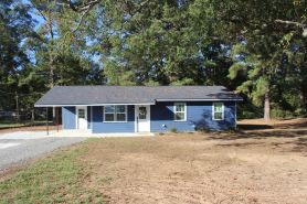 Relaxing country home 2 minutes from Caddo Lake!!! Pet Friendly!