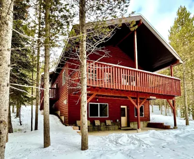 Yellowstone's Premier Hideaway! King Bed, Fire Pit, Dog & Wheelchair Friendly! Hotels near Pinecone Playhouse at Mack's Inn Resort