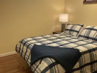 Perfect family retreat in the White Mts., Pool & Tennis Court, Dogs OK! Hotels in Madison