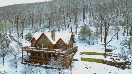 Log Cabin with Hottub, EV charger, Game room