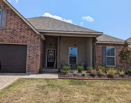 Cozy and Modern Home located in a New Secluded Subdivision Отели в г. Калкасье Пэриш