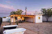 Downtown Joshua Tree, Outdoor Tubs