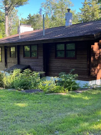 Beautifully decorated large private log home 10 minutes from the mountain.