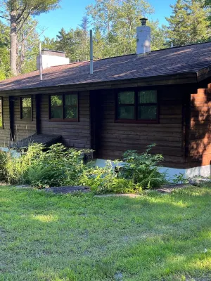 Beautifully decorated large private log home 10 minutes from the mountain.