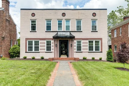 2-bedroom villa minutes from Carytown, VCU, UofR, & Richmond Convention Center Отели рядом с достопримечательностью «Университет Ричмонд»